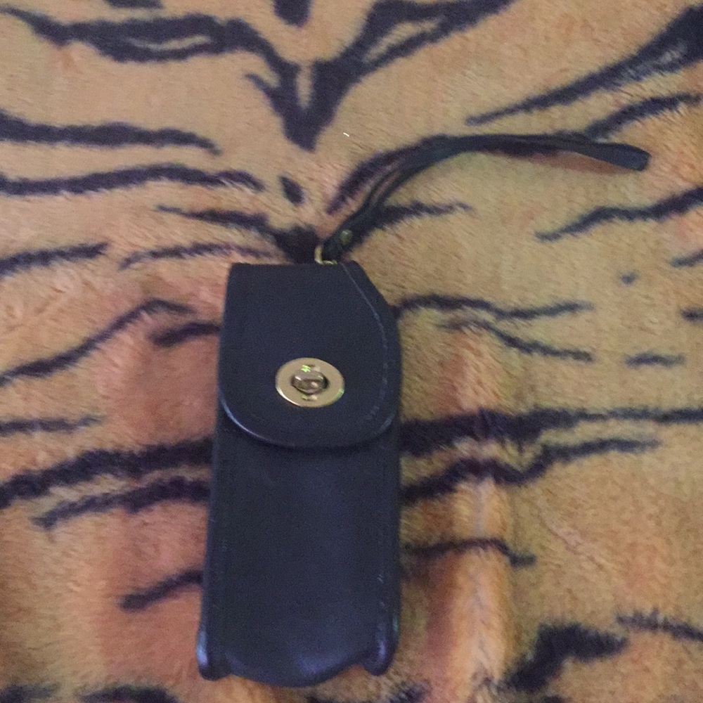 Wristlet no tear there is wear color Black